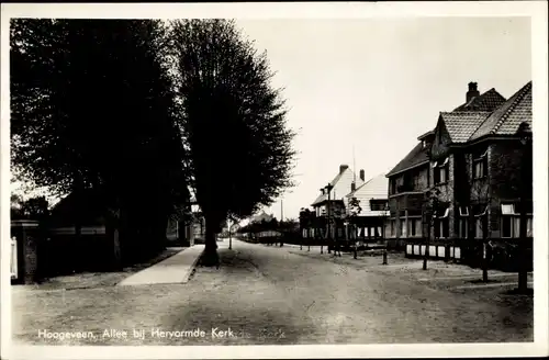 Foto Ak Hoogeveen Drenthe Niederlande, Allee bij Hervormde Kerk