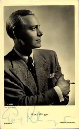 Ak Schauspieler Paul Klinger, Portrait im Anzug mit Zigarette, Ross Verlag A 3065/1, Autogramm