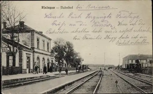 Ak Réchicourt le Château Rixingen Moselle, Bahnhof von der Gleisseite, Schaffner