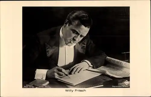 Ak Schauspieler Willy Fritsch, Portrait mit Zigarette, Notenheft, Ross Verlag 5962/2