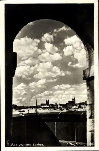 Ak Magdeburg an der Elbe, Blick von der Hindenburgbrücke auf Elbe und Stadt