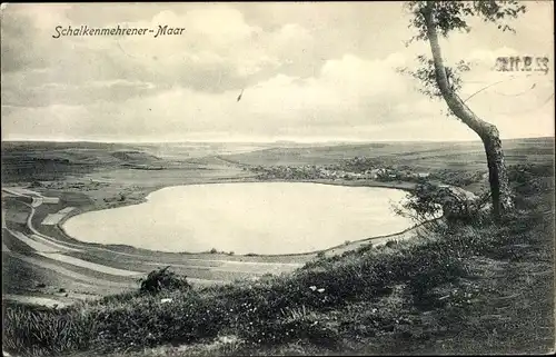 Ak Schalkenmehren in der Eifel, Panorama mit Ort und Maar