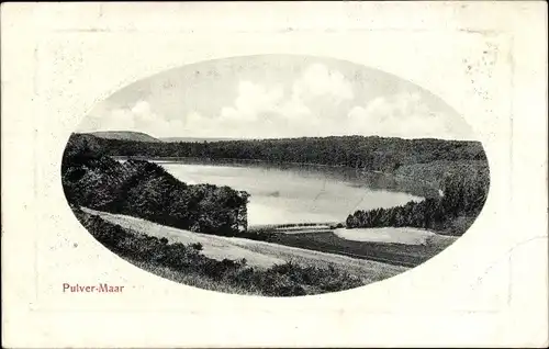 Präge Ak Daun, Blick auf das Pulver Maar, See mit Umgebung
