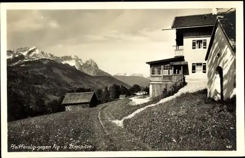 Ak Garmisch Partenkirchen in Oberbayern, Pfeifferalm gegen Alp- und Zugspitze