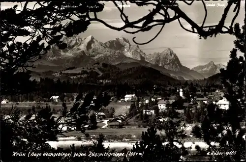 Ak Krün in Oberbayern, Durchblick zum Ort gegen Zugspitzgruppe