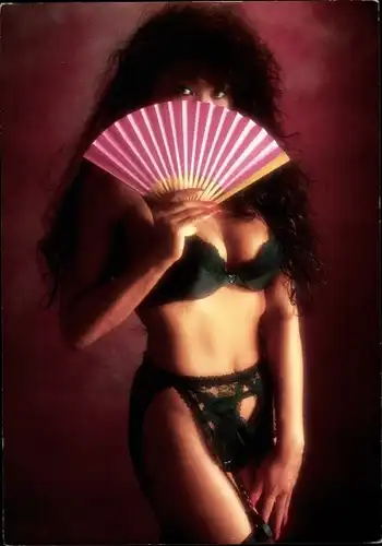 Ak Frau in schwarzer Unterwäsche, Fächer