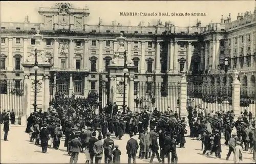 Ak Madrid Spanien, Palacio Real y Plaza de Armas, Kgl. Palast
