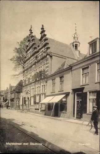 Ak Naarden Nordholland Niederlande, Marktstraat met Stadhuis