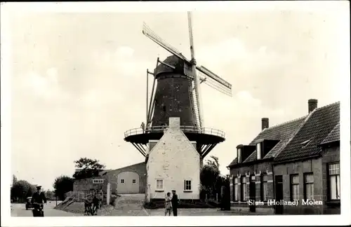 Ak Sluis Zeeland Niederlande, Stadtansicht mit Windmühle, Molen