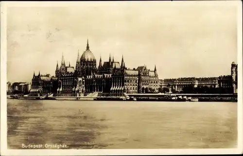 Ak Budapest Ungarn, Parlamentsgebäude von der Donau aus