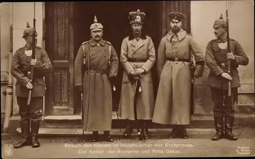 Ak Kaiser Wilhelm II. von Preußen, Kronprinz Wilhelm und Prinz Oskar, Totenkopfhusar, Hauptquartier