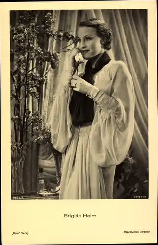 Ak Schauspielerin Brigitte Helm, Portrait am Telefon