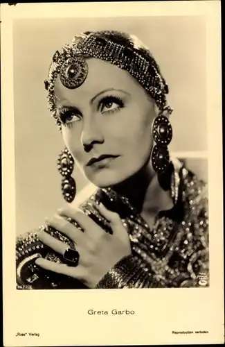 Ak Schauspielerin Greta Garbo, Kopfschmuck, Portrait, Ross, MGM