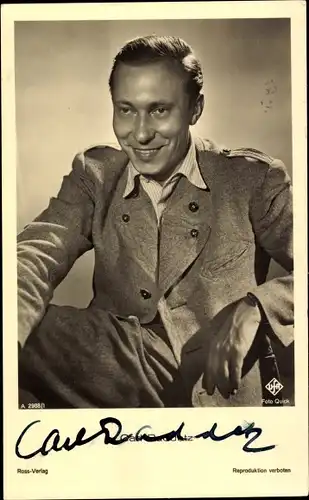Ak Schauspieler Carl Raddatz, Sitzportrait, UFA Film, Ross Verlag A 2988 1, Autogramm