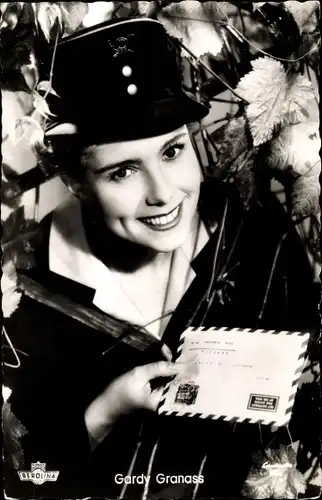Ak Schauspielerin Gardy Granass, Portrait, Briefträgerein