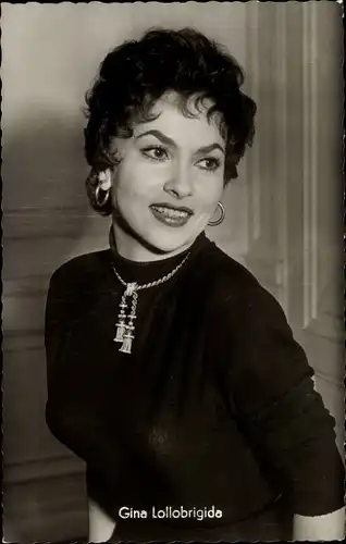 Ak Schauspielerin Gina Lollobrigida, Portrait, Halskette, Ohrringe, Rollkragenpullover