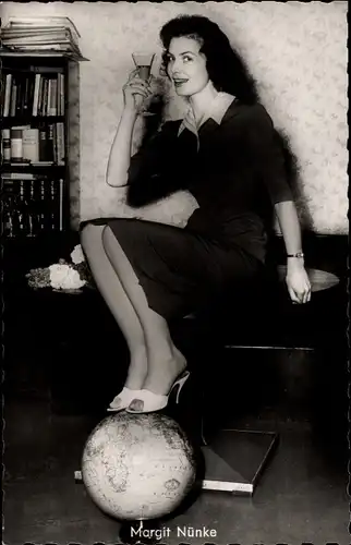 Ak Schauspielerin Margit Nünke, Portrait mit Sektglas, Globus