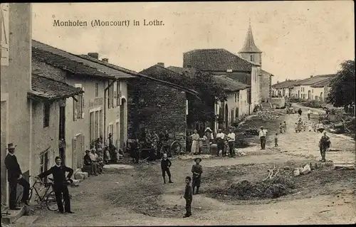 Ak Moncourt Monhofen Lothringen Moselle, Straßenpartie, Passanten, Fahrrad