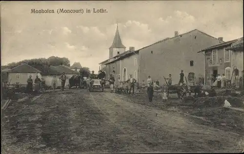 Ak Moncourt Monhofen Lothringen Moselle, Straßenpartie, Passanten