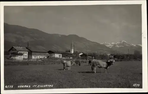 Ak Uderns im Zillertal Tirol, Blick auf den Ort, Kühe