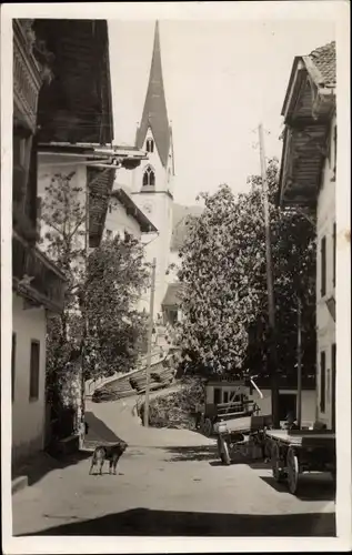 Ak Hippach Schwendberg in Tirol, Straßenpartie, Hund, Kirchturm