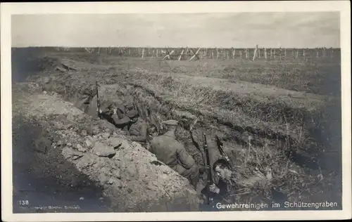 Ak Feldstellungen mit Stacheldraht, Gewehrreinigen im Schützengraben, I WK