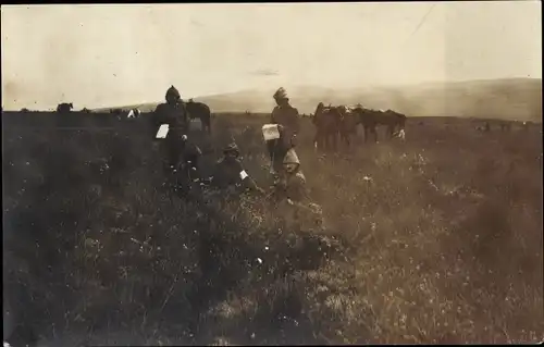 Foto Türkische Kavalleriereiter bei Rast und Kartenstudium, I WK