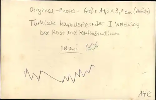 Foto Türkische Kavalleriereiter bei Rast und Kartenstudium, I WK