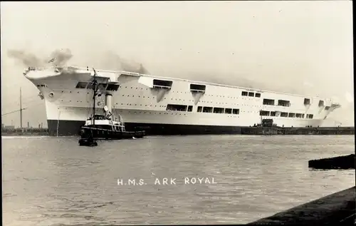 Foto Ak Britisches Kriegsschiff, HMS Ark Royal, Flugzeugträger