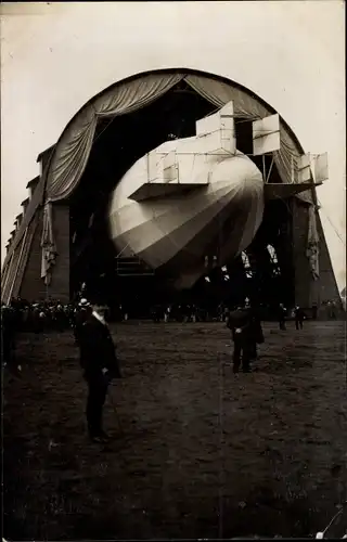 Foto Ak Düsseldorf am Rhein, Zeppelin in der Luftschiffhalle, Luftschiff, LZ 8 Deutschland