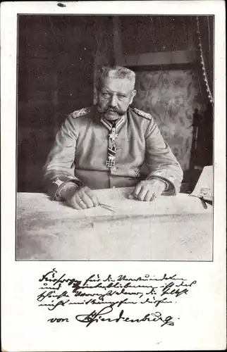 Ak Generalfeldmarschall Paul von Hindenburg, Portrait am Kartentisch, Eisernes Kreuz