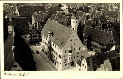 Ak Nördlingen im Nördlinger Ries Schwaben, Blick auf das Rathaus, Dächer