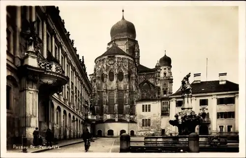 Ak Passau in Niederbayern, Partie am Residenzplatz, Kirche, Brunnen