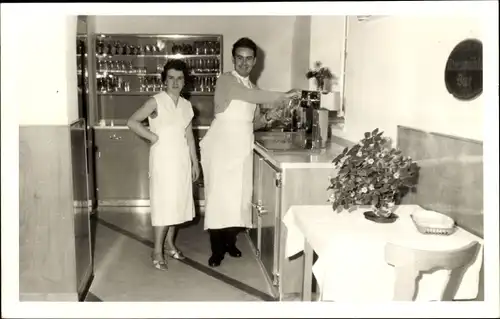 Foto Ak Wiesmühl an der Alz Engelsberg in Oberbayern, Gastwirt mit Frau