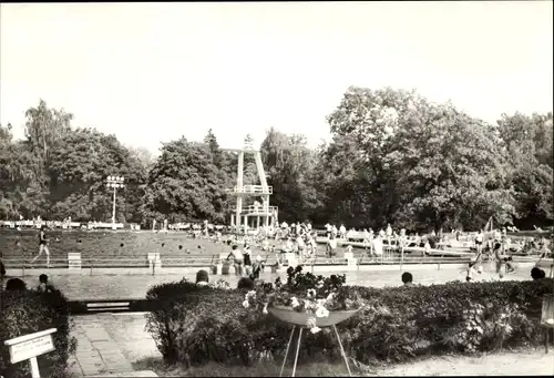 Ak Friedrichroda im Thüringer Wald, Schwimmbad, Badegäste, Sprungturm