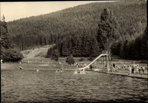 Ak Meura im Thüringer Wald, Waldbad Wittgendorf im Aufgrund, Badegäste, Rutsche