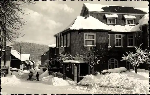 Ak Gehlberg Suhl in Thüringen, Gasthaus Kühn und Arlesbergerstraße, Winteransicht