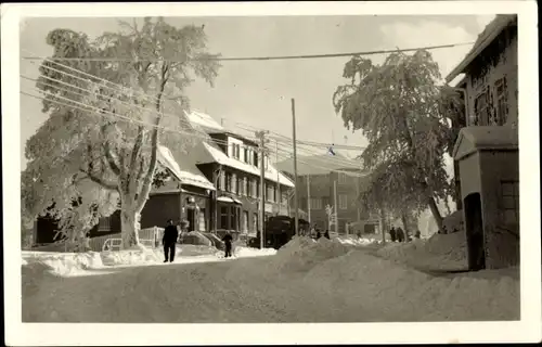 Ak Oberhof im Thüringer Wald, Straßenpartie im Winter