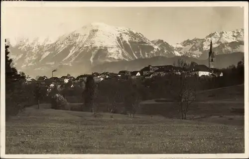 Foto Ak Serbien?, Blick auf eine Ortschaft und eine Bergkette