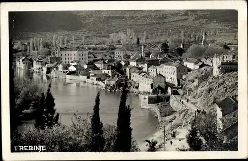 Ak Trebinje Bosnien Herzegowina, Gesamtansicht des Ortes, Uferstraße