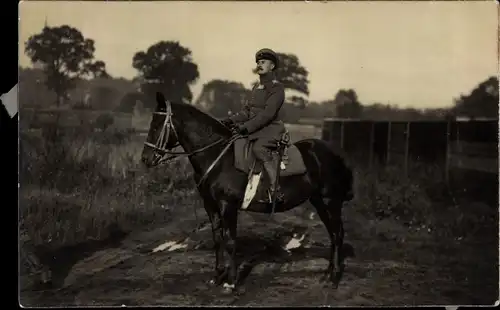 Foto Ak Hannover in Niedersachsen, Deutscher Soldat in Uniform auf einem Pferd