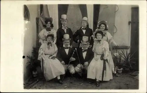 Foto Ak Männer und Frauen in historischen Kostümen