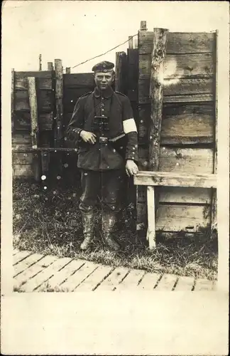 Foto Ak Deutscher Soldat in Uniform, Standportrait