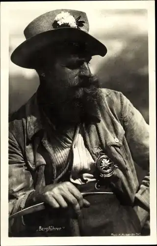Ak Bergführer, Bärtiger Mann mit Hut, Eispickel