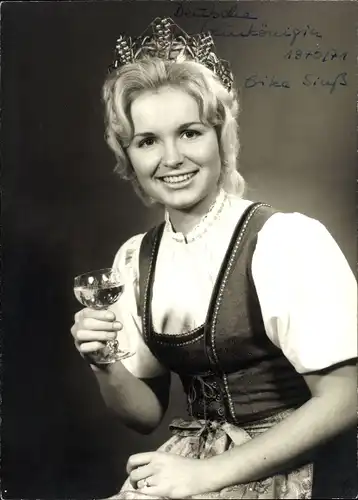 Foto Deutsche Weinkönigin 1970 / 1971 Erika Siuß, Portrait