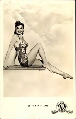 Ak Schauspielerin und Schwimmerin Esther Williams, Ganzkörperportrait im Badeanzug, MGM