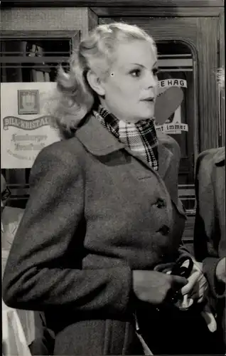 Foto Schauspielerin Charlotte Thiele,  Filmszene aus "Wir tanzen um die Welt"