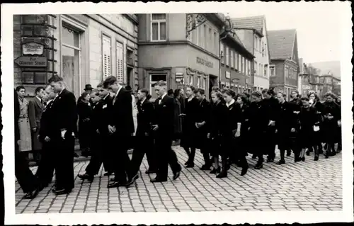 Foto Ak Kronach in Oberfranken, Schwarzgekleidete Jungen und Mädchen bei einer Prozession ?