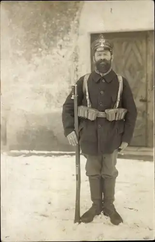 Foto Ak Deutscher Soldat in Uniform im Schnee, Landsturm, Bajonett