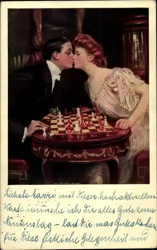 Künstler Ak Liebespaar spielt Schach, Kuss